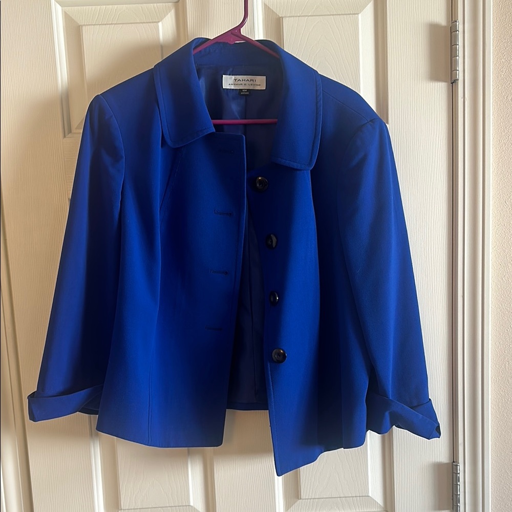 Tahari Blue Blazer with Notched Collar and Relaxed Fit